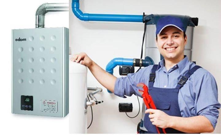 Técnico profesional instalando calentador