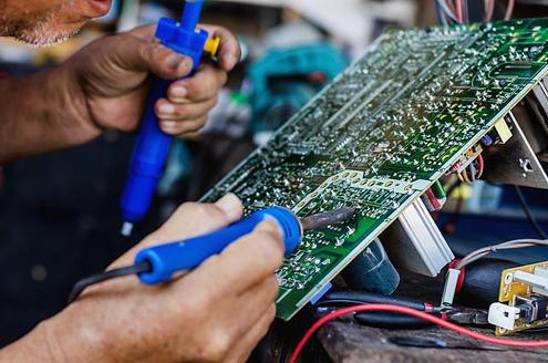 Técnico reparando televisor